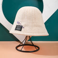 Cappello da pescatore con spilla alla moda - beige