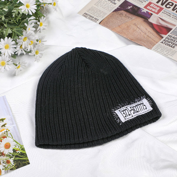 Cappello lavorato a maglia con etichetta street style - nero