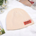 Cappello lavorato a maglia con etichetta street style-beige