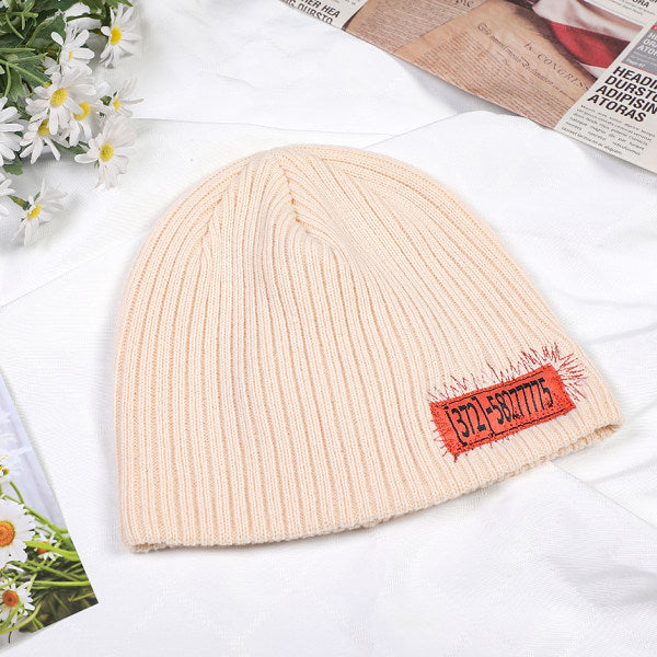 Cappello lavorato a maglia con etichetta street style-beige